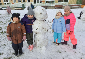 Czworo dzieci z bałwankiem