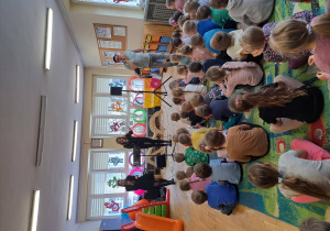 Dzieci słuchają śpiewu pań prowadzących