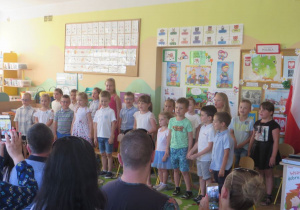 Dzieci z grupy IV śpiewają piosenkę dla mamy i taty