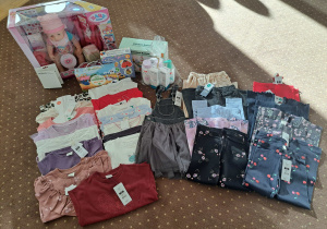 Rzeczy zakupione dla potrzebującej dziewczynki