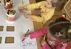 Dziewczynki z grupy I malują domek