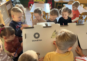 Dzieci z grupy I składają domek