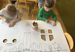 Chłopcy z grupy I malują domek