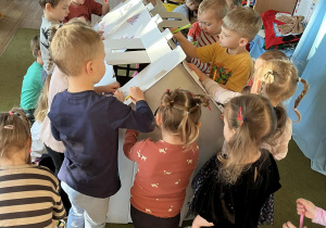 Dzieci składają domek