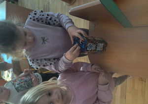 Dziewczynka wrzuca pieniądze do puszki