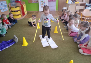 Chłopiec na kartonowych nartach