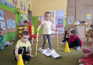 Dziewczynka na kartonowych nartach