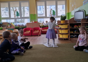 Dziewczynka na kartonowych nartach