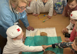 Dzieci wykonują operację misiowi