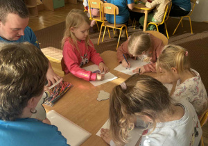 Dzieci odrysowują szablon misia