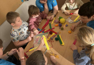 Dzieci uczą się przeplatać nitki