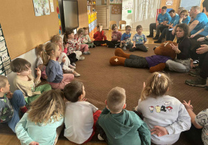 Dzieci rozmawiają o ludziach niepełnosprawnych