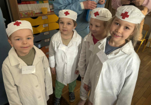 Czworo dzieci przebranych za lekarzy