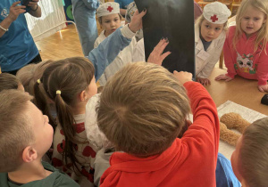 Dzieci oglądają zdjęcie rentgenowskie