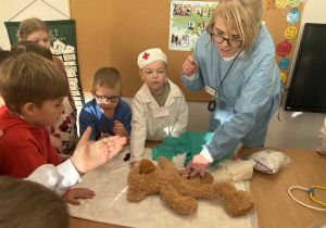 Pani doktor zszywa misia