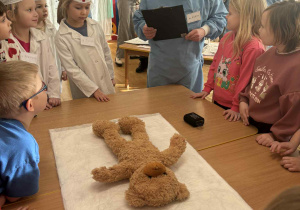 Dzieci słuchają na co choruje miś