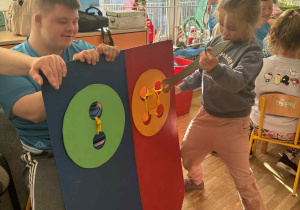 Dziewczynka przyszywa duży guzik