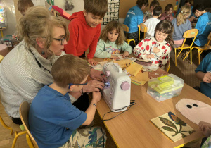 Dzieci uczą się szyć na maszynie