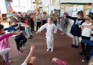 Dziewczynka pokazuje pozycje karate