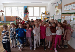 Dzieci z grupy III i IV z koleżanką przebraną w strój do karate