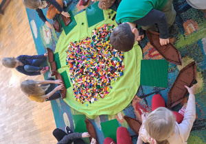 Dzieci podczas budowania z klocków