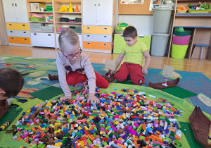 Dzieci podczas budowania z klocków