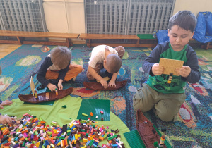 Dzieci podczas budowania z klocków