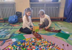 Dzieci podczas budowania z klocków