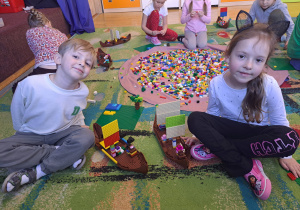 Dwoje dzieci pokazuje swoje statki