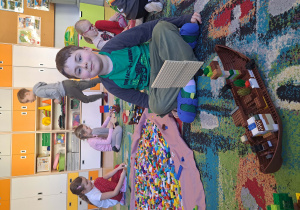 Chłopiec pokazuje swój statek