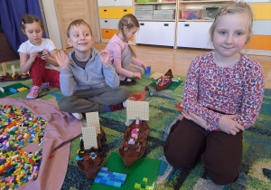 Dzieci pokazują swoje statki