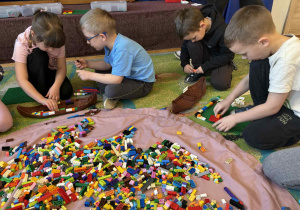 Dzieci podczas budowania z klocków