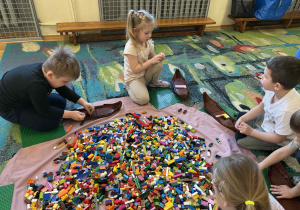 Dzieci podczas budowania z klocków