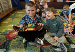 Dwóch chłopców ze swoim statkiem