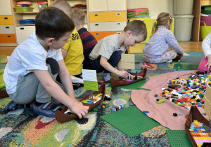 Dzieci podczas budowania z klocków