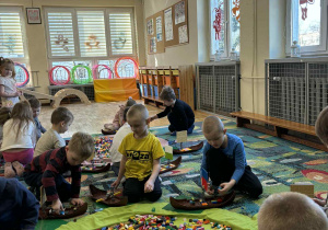 Dzieci podczas budowania z klocków