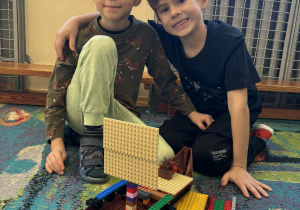 Dwóch chłopców ze swoim statkiem