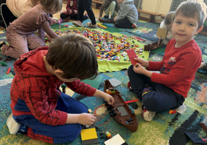 Dzieci podczas budowania z klocków