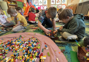 Dzieci podczas budowania z klocków