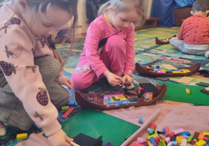 Dzieci podczas budowania z klocków