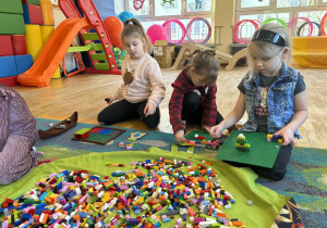 Dzieci podczas budowania z klocków