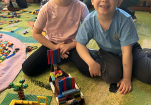 Dwoje dzieci pokazuje swój statek