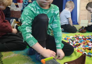 Chłopiec buduje statek