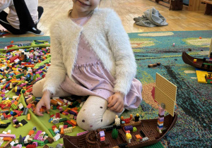 Dziewczynka podczas budowania statku