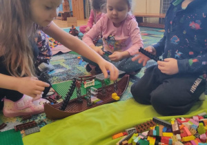 Dzieci podczas budowania z klocków