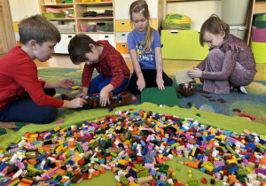 Dzieci podczas budowania z klocków