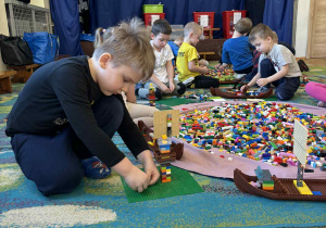 Dzieci podczas budowania z klocków