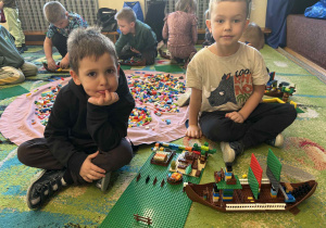 Chłopcy pokazują swó statek