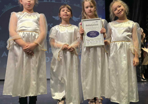 Dziewczynki z podziękowaniami