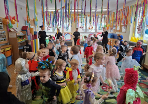 Dzieci z grupy I i II podczas zabawy na sali gimnastycznej